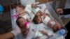 ARCHIVO - Médicos preparan a bebés prematuros para trasladarlos a Egipto tras ser evacuados del hospital de Shifa, en la Ciudad de Gaza, a un centro en Rafah, el 20 de noviembre de 2023. La guerra ha provocado una catástrofe humanitaria y la escasez de los productos más básicos.