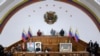 El nuevo presidente de la Asamblea Nacional, Jorge Rodríguez, en el centro atrás, está flanqueado por la primera vicepresidenta del Congreso, Iris Varela, a la izquierda, y el segundo vicepresidente, Didalco Bolívar, en la Asamblea Naciona. Enero 7, 2020.