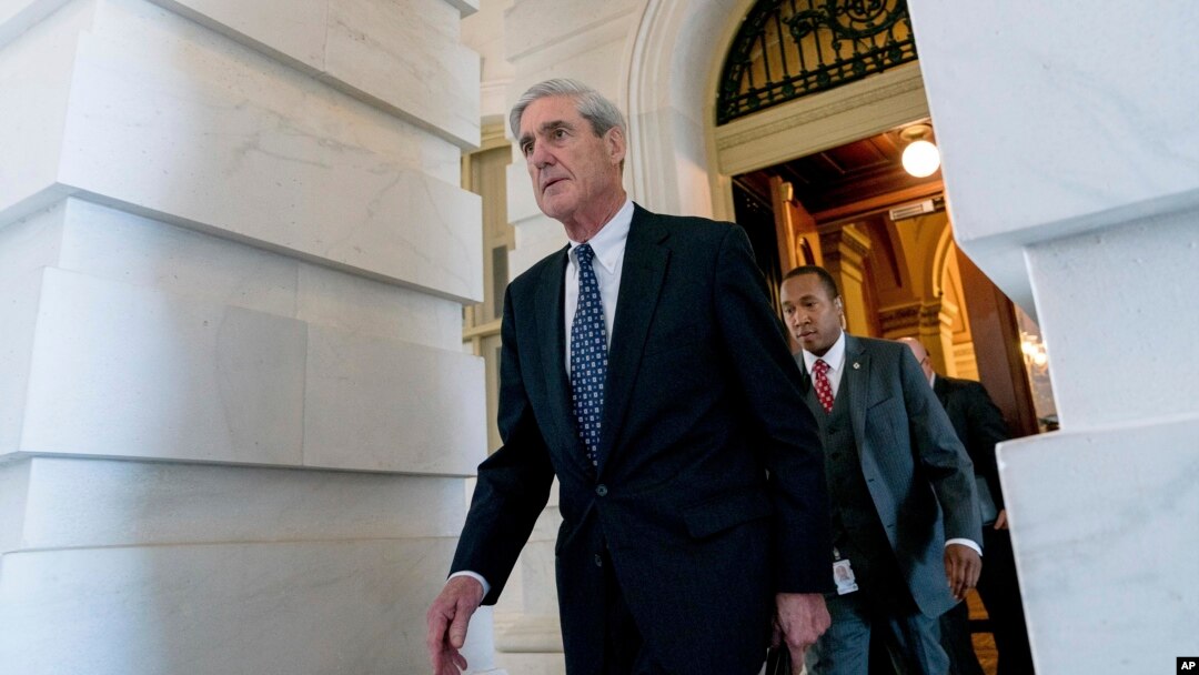 El fiscal especial Robert Mueller, que investiga la interferencia rusa en las elecciones presidenciales de 2016 y la posible colusión entre Moscú y la campaña Trump, sale del Capitolio en Washington, el 21 de junio de 2017.