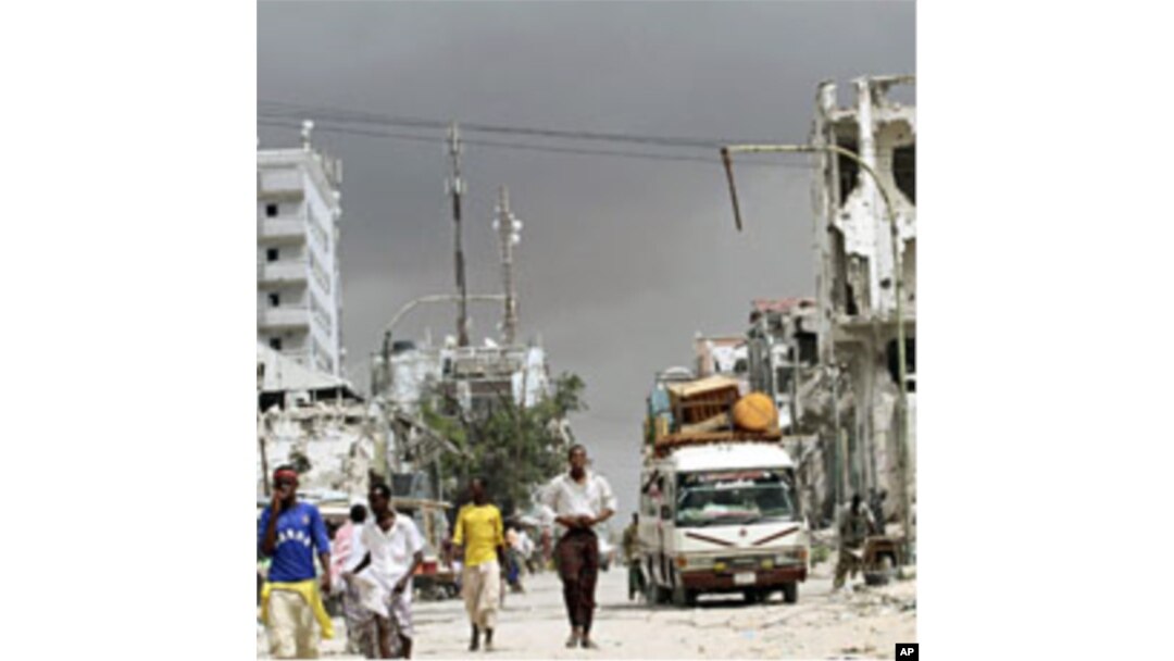 Residents flee from renewed fighting between Somalia government forces and Islamist militants in Daynile district and Elasha Biyaha in the outskirts of Mogadishu, October 21, 2011