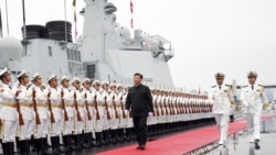中國國家主席習近平2019年4月23日為慶祝中國海軍建軍70週年在山東青島檢閱人民解放軍海軍儀仗隊。