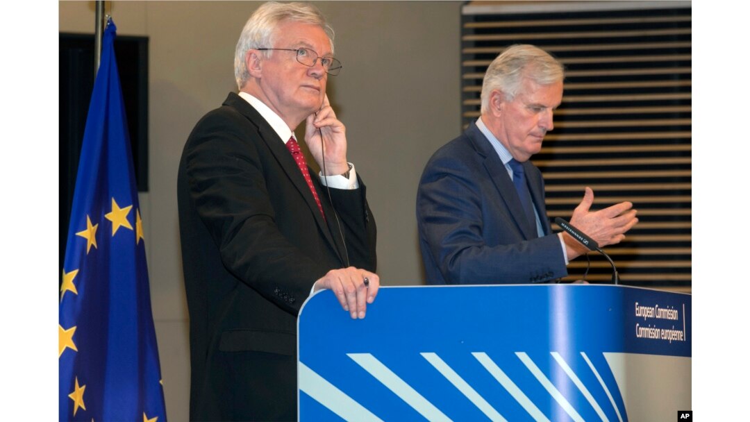 FILE - David Davis, left, British secretary of state for exiting the European Union, and European Union chief Brexit negotiator Michel Barnier participate in a media conference at EU headquarters in Brussels, Oct. 12, 2017.