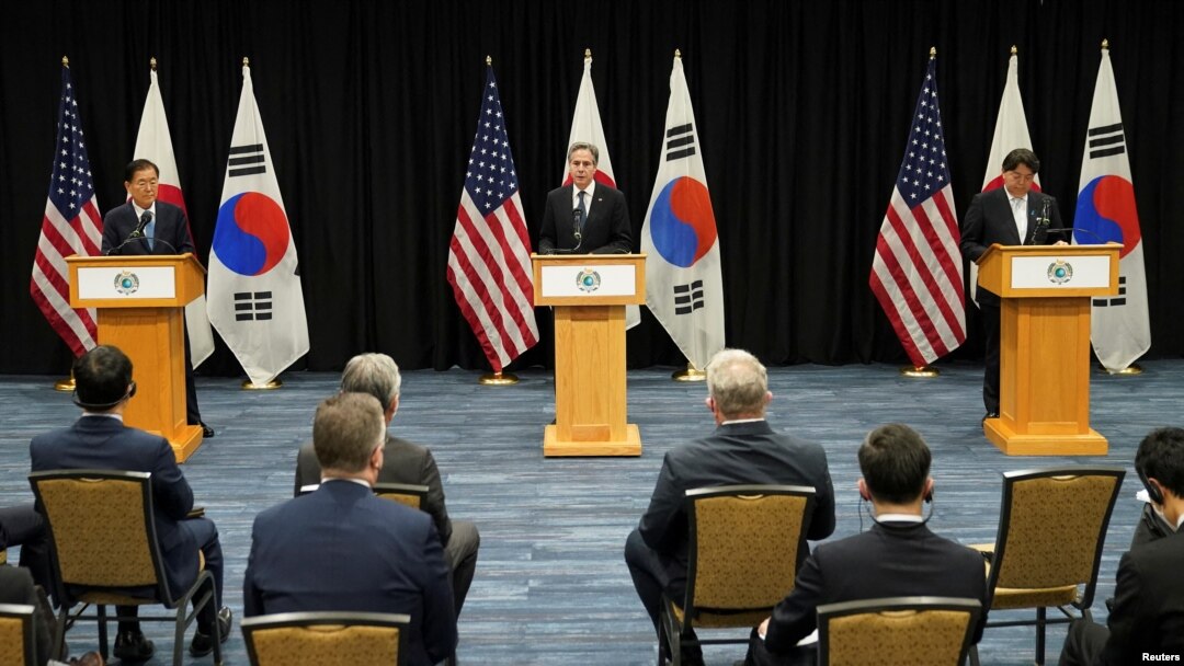 토니 블링컨(가운데) 미 국무장관과 정의용(왼쪽) 한국 외교장관, 하야시 요시마사 일본 외무상이 12일 하와이 호놀룰루에서 회담후 공동회견하고 있다.