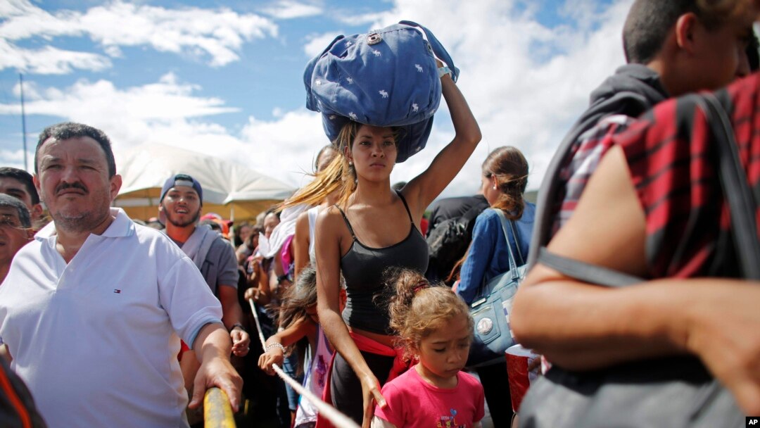 Cientos de venezolanos cruzan la frontera con Colombia en busca de alimentos y medicinas