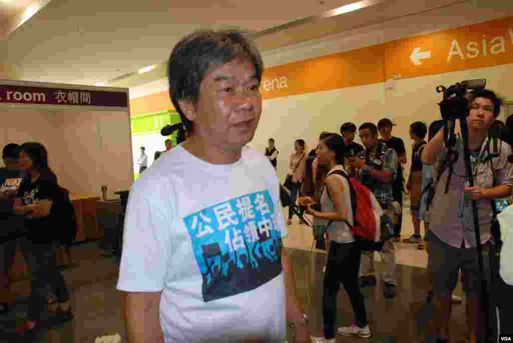 立法會議員梁國雄表示,多位泛民主派立法會議員在簡介會場內示威,表達人大不代表香港人的民意
