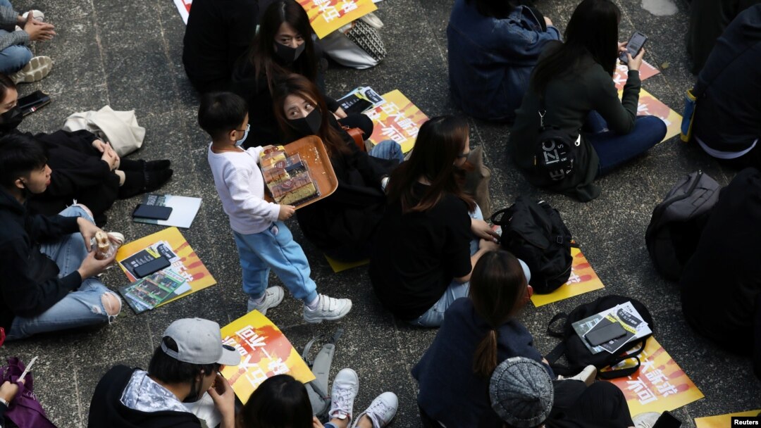 香港示威者在午餐時間舉行抗議活動。（2019年12月2日） 