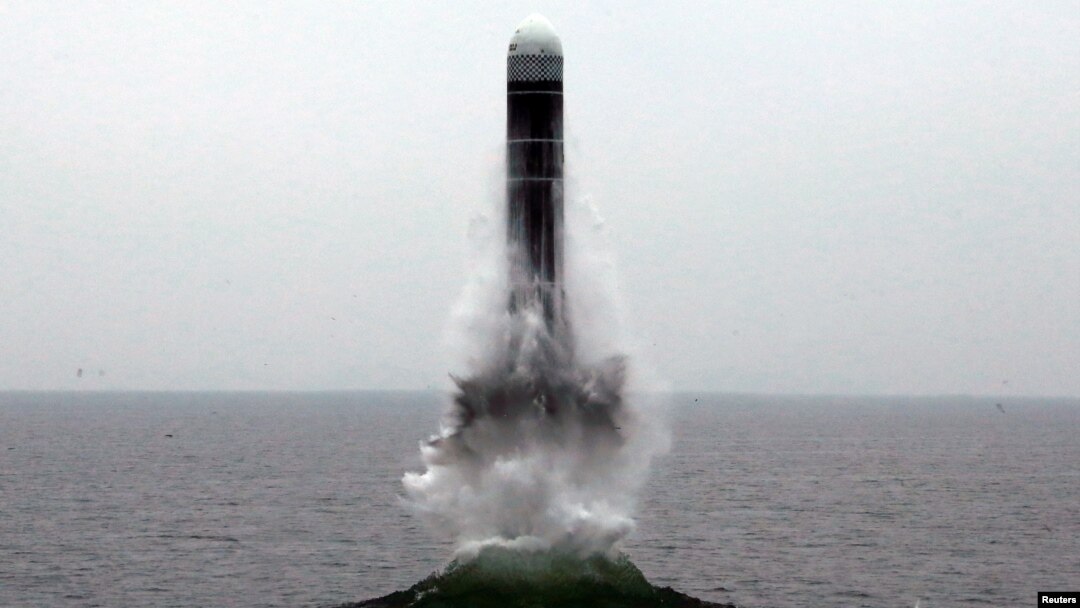 북한은 2일 오전 동해 원산만 수역에서 신형 잠수한탄도미사일(SLBM) '북극성-3형' 시험발사에 성공했다면서 사진을 공개했다.