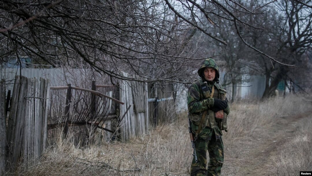 Un soldado ucraniano en la línea del frente cerca de la ciudad de Novoluhanske, en la región de Donetsk, Ucrania, el 22 de febrero de 2022.

