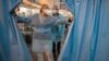 Trabajadores de la Salud en un hospital de campaña para pacientes de coronavirus en Sao Paulo, Brasil, en abril de 2021.