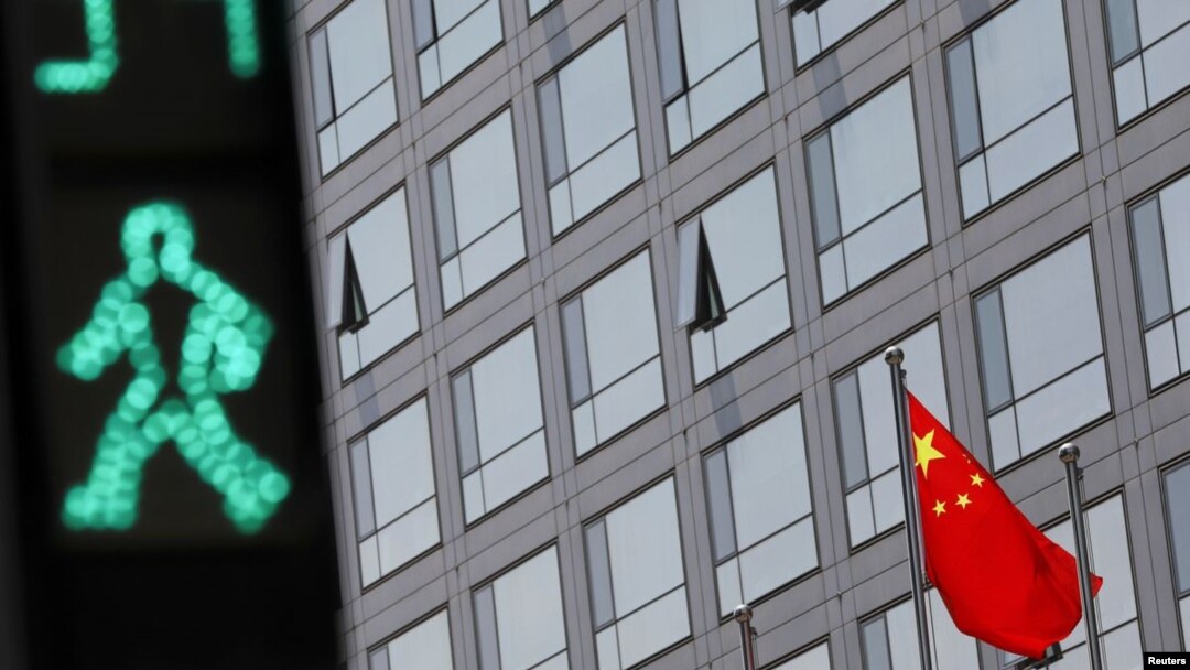 一面中國國旗飄揚在中國證監會辦公樓外（路透社照片）