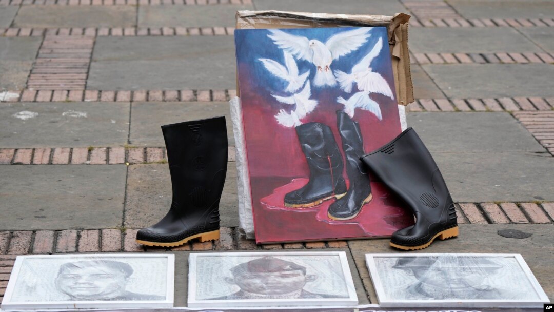 Objetos relacionados con personas que se cree que fueron asesinadas por las fuerzas de seguridad se encuentran en la plaza Bolívar durante una protesta contra los asesinatos de civiles durante el conflicto interno de Colombia en Bogotá, Colombia, el lunes 30 de agosto de 2021.
