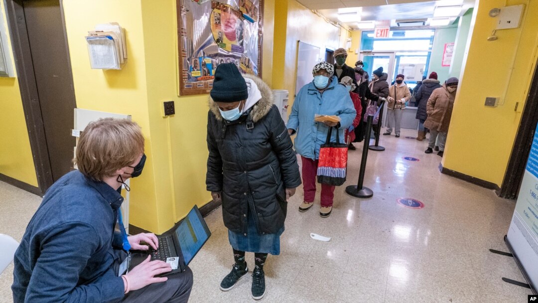 Un trabajador registra a residentes de los Apartamentos William Reid, en un sitio de vacunación contra el COVID-19 en NYCHA un complejo habitacional en Brooklyn, Nueva York, el sábado 23 de enero de 2021.