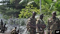 Abidjan, Membros das Novas Forças Armadas adoptam posições de combate perto do hotel onde se hospeda Alassane Ouattara, considerado vencedor das presidenciais marfinenses de Novembro