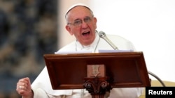 El papa Francisco dijo ante más de 150 mil personas en el Vaticano que el mundo de hoy está más preocupado por la plata que por las hambrunas.