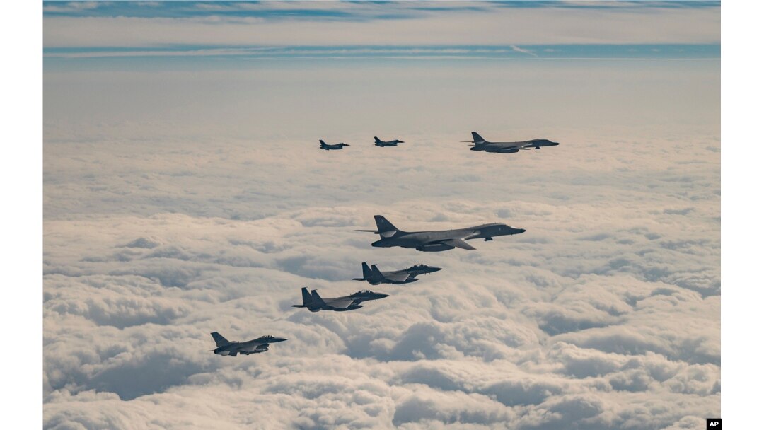 미국과 한국, 일본이 20일 미 B-1B 전략폭격기 전개와 함께 제주 동방의 한일 간 방공식별구역(ADIZ) 중첩구역에서 공중훈련을 실시하고 있다.