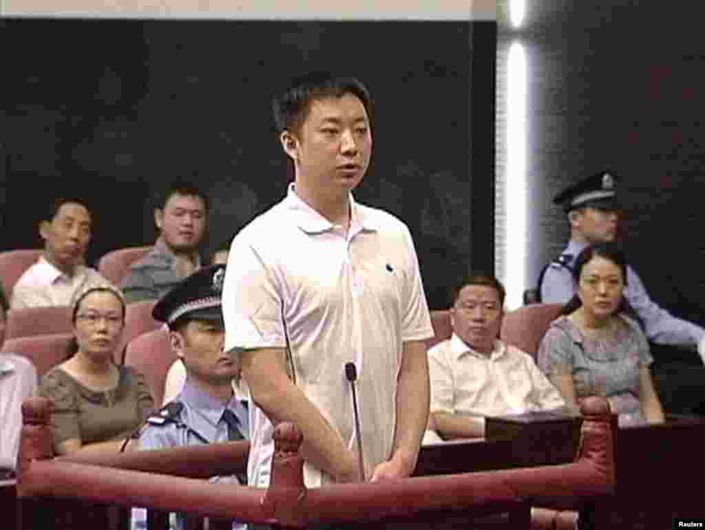 薄熙來家的勤務人員張曉軍在合肥市中級人民法院出庭受審(2012年8月9日)。