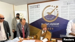 Mwana wa Moammar Gadhafi,Saif al-Islam al-Gaddafi,wakati akijiandikisha kugombea urais Jumapili