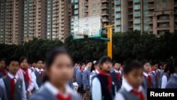 中國一所小學校的學生在操場上。