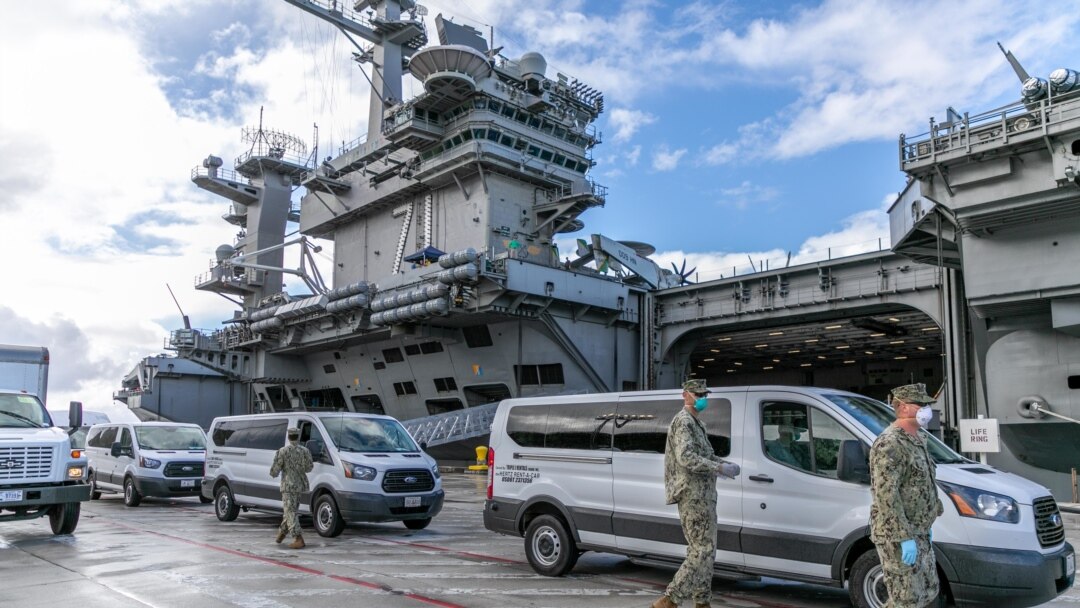 美國海軍將羅斯福號航母USS Theodore Roosevelt上的水兵接到關島岸上設施做隔離和身體檢查(美國海軍2020年4月3日)