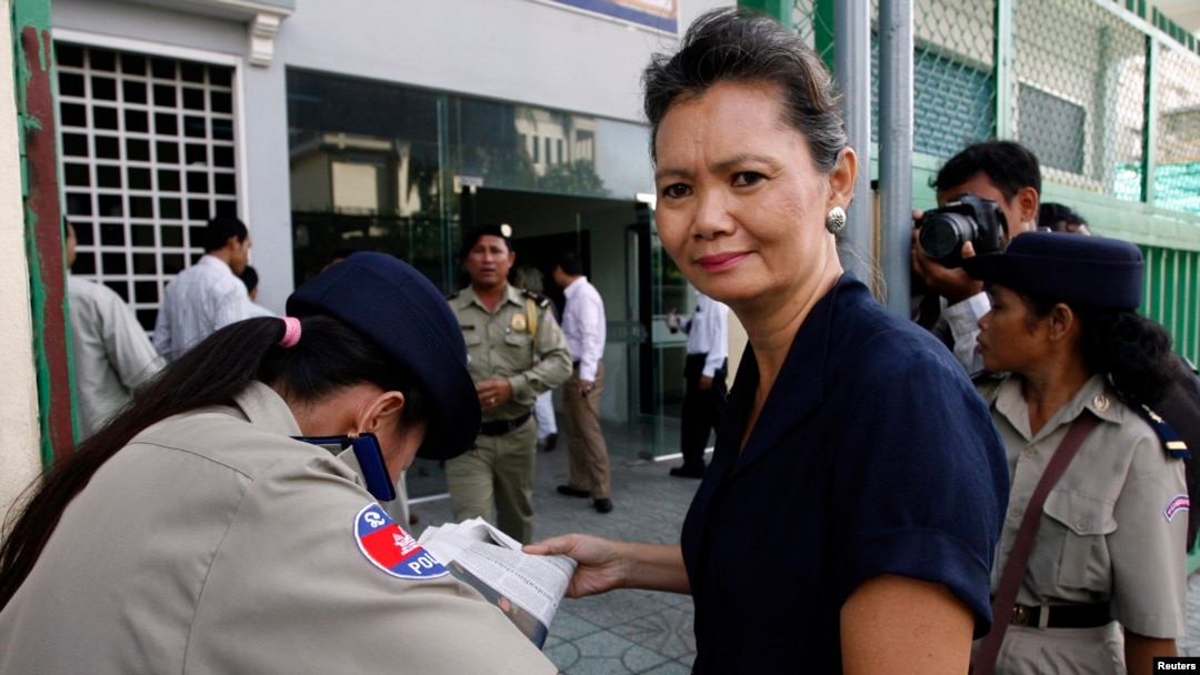 (File Photo) Cambodian opposition lawmaker Mu Sochua goes through a security check at Phnom Penh Municipal Court, Sept. 8, 2010. 