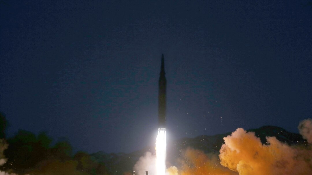 북한 조선중앙통신이 12일 공개한 전날 '극초음속 미사일' 시험 발사 장면.