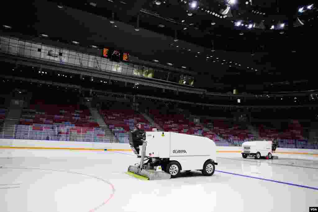 Ice machines smooth the ice prior to a hockey practice inside the Ice Dome, Sochi, Russia, March 15, 2013. (V. Undritz/VOA) 