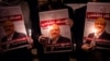 Manifestantes portan carteles y velas para protestar por el asesinato del periodista saudí Jamal Khashoggi fuera del consulado del reino en Estambul. Foto del 25 de octubre de 2018.