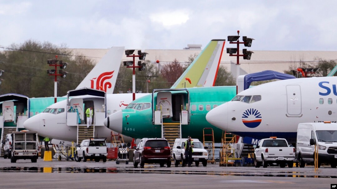 Aviones Boeing 737 Max están estacionados en el aeropuerto adyacente a una planta de producción de Boeing Co. en Renton, Washington.