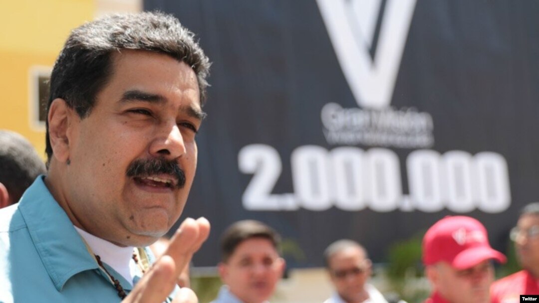 El 4 de junio deberán a comenzar a circular nuevos billetes luego de la orden de Maduro, a mediados de marzo, de eliminar tres ceros a la moneda local, el bolívar.
