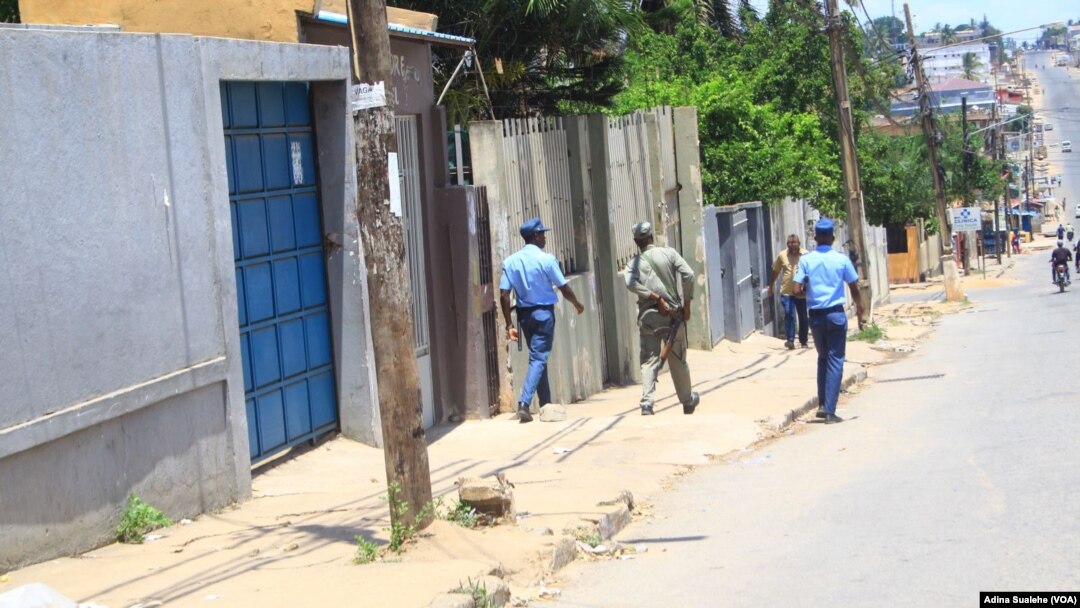 Polícia patrulha avenida Eduardo Mondlane, na cidade de Nampula