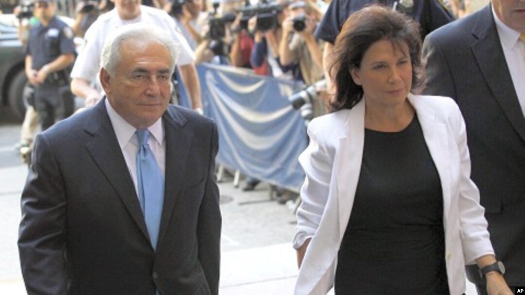 Dominique Strauss-Kahn (Esq) e esposa Anne Sinclair