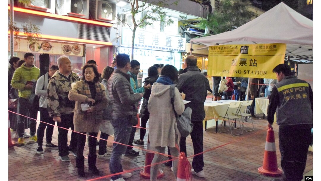 香港民主派立法會補選初選投票站出現排隊投票的人龍。(美國之音湯惠芸攝)
