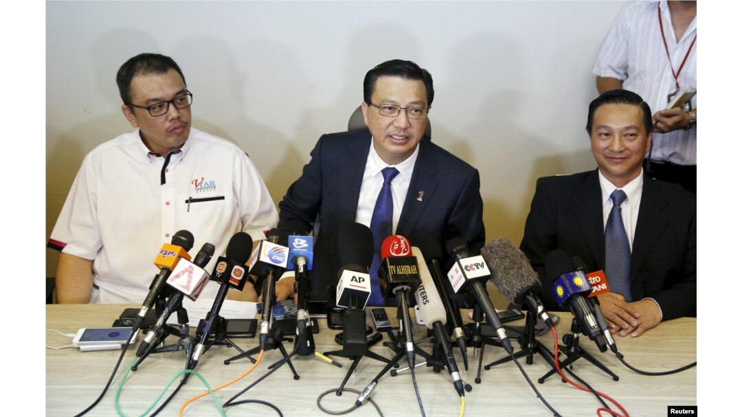 FILE - Malaysia's transport minister Liow Tiong Lai(C) speaks at a news conference about debris found on a beach in Mozambique that may be from missing Malaysia Airlines flight MH370, in Kuala Lumpur, Malaysia, March 3, 2016.