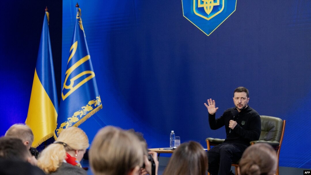 El presidente ucraniano, Volodymyr Zelensky, habla durante una conferencia de prensa en el foro "Ucrania. Año 2025" en Kiev, el 23 de febrero de 2025. 