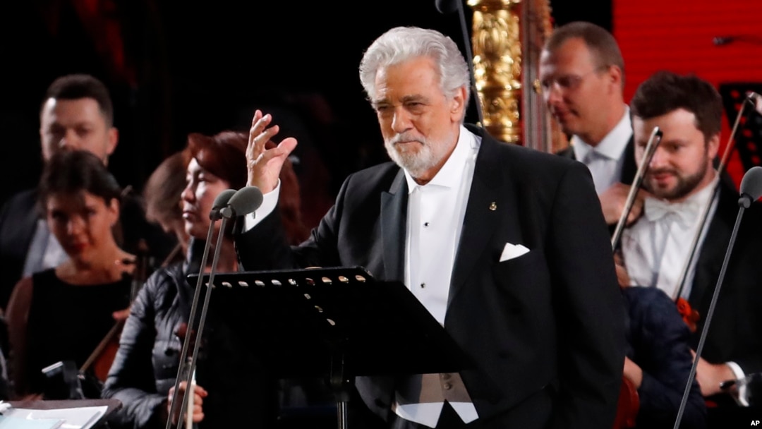 Archivo - El cantante de ópera español Plácido Domingo actúa durante un concierto en la Plaza Roja de Moscú, Rusia, el 13 de junio de 2018.