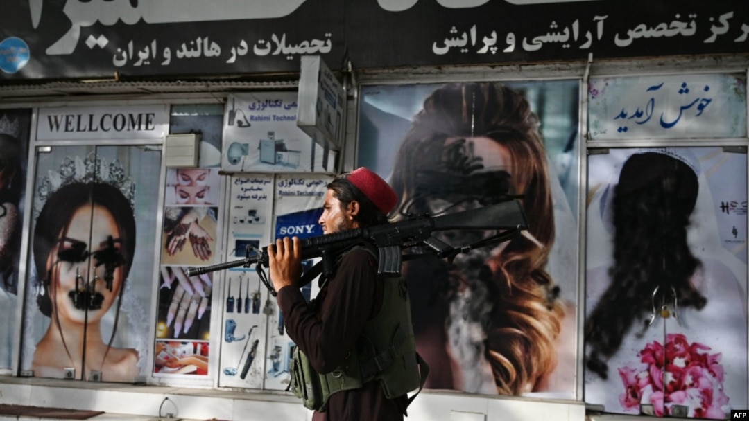 نمای بیرونی یکی از آریشگاه ها در شهر کابل پس از مسلط شدن گروه طالبان در افغانستان