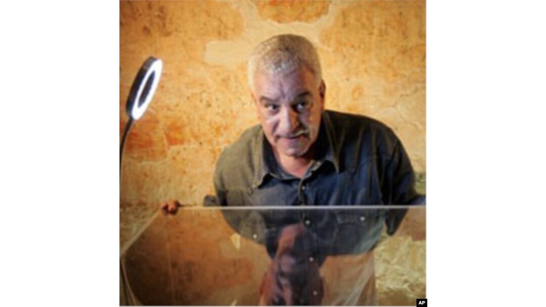 Egypt's antiquities chief Zahi Hawass speaks at the moving of the linen-wrapped mummy of King Tut from his stone sarcophagus in his underground tomb in the famed Valley of the Kings in Luxor, 04 Nov 2007