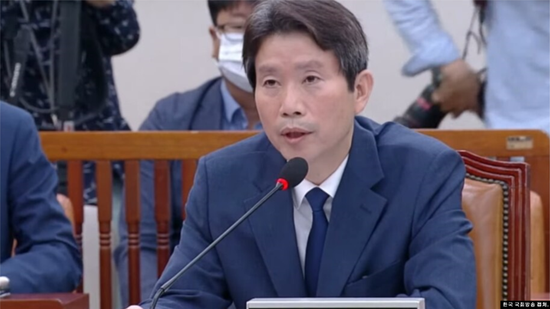 이인영 한국 통일부 장관이 국회에서 증언하고 있다. (자료사진)