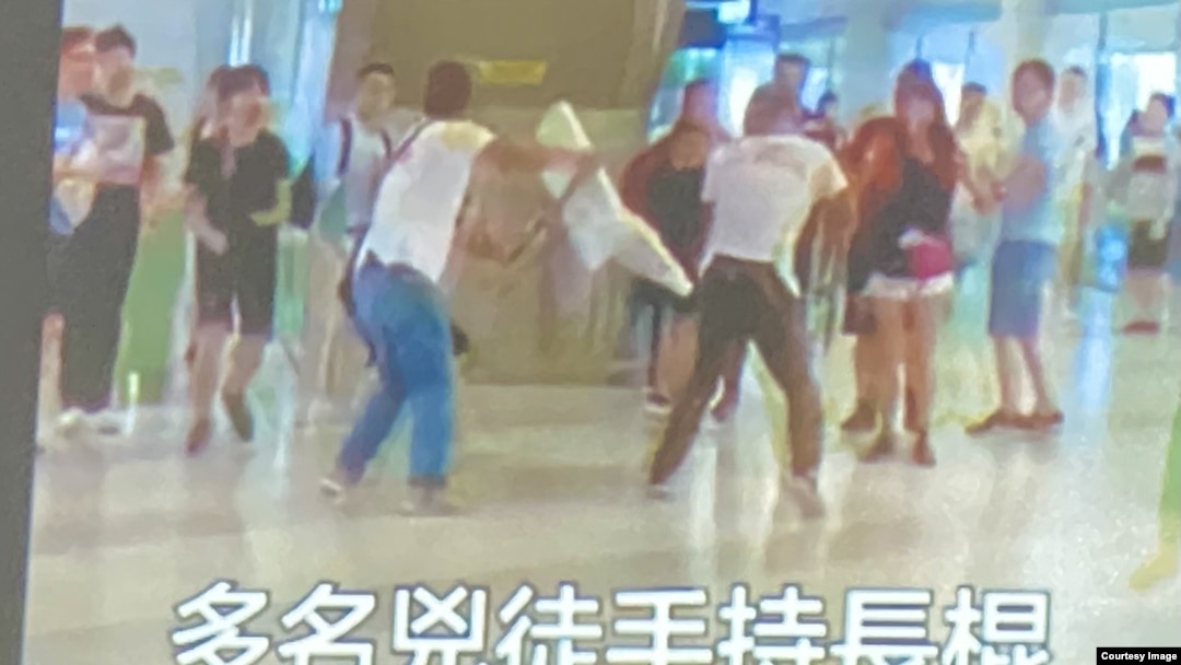 2019年7月21日元朗西鐵站一帶，發生白衣人無差別襲擊市民事件，前立法會議員林卓廷等7名”非白衣人”，被區域法院法官陳廣池裁定，7-21暴動罪名成立。（網上直播截圖）