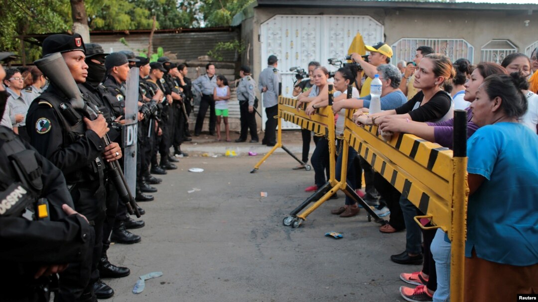 Frente a la cárcel Modelo de Nicaragua, familiares esperaban conocer sobre sus parientes tras los disturbios del jueves 16 de mayo de 2019.
