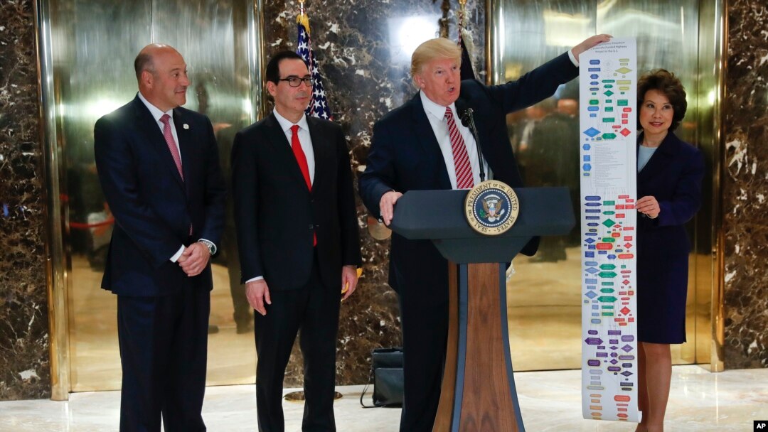 Predsednik Donald Tramp održao je improvizovanu konferenciju za novinare u predvorju Trampove kule u Njujorku. 