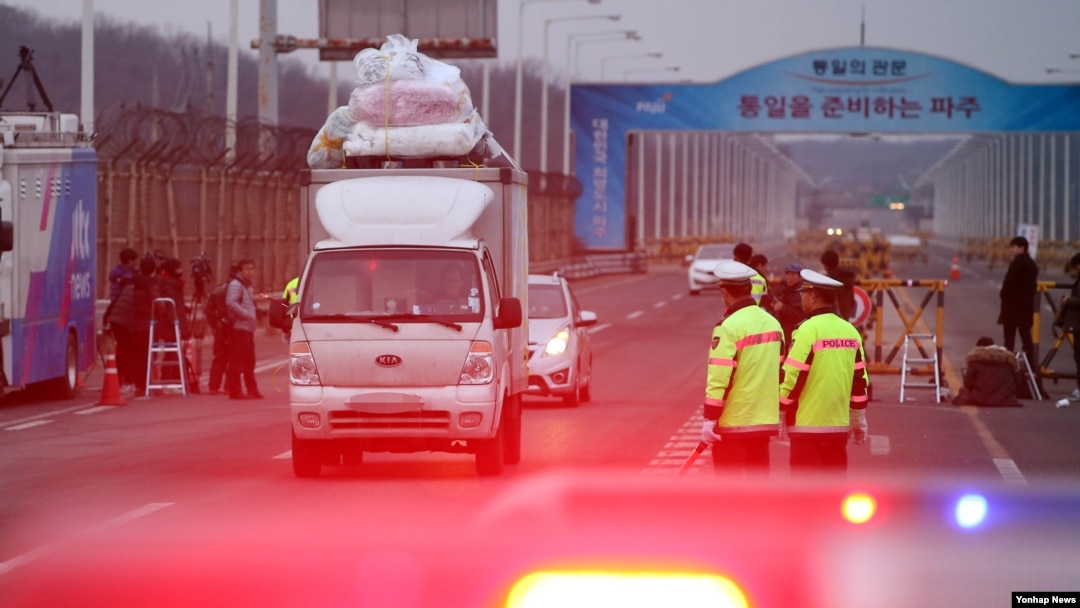 지난 11일 개성공단에서 짐을 싣고 나오는 한국 측 차량들이 경기도 파주시 통일대교 입구를 지나고 있다.