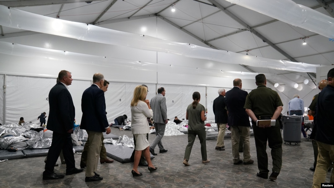 El vicepresidente de EE.UU., Mike Pence, y miembros de la Comisión Judicial del Senado visitan un centro de procesamiento de migrantes en Donna, Texas. Julio 12 de 2019. REUTERS/Veronica G. Cardenas.
