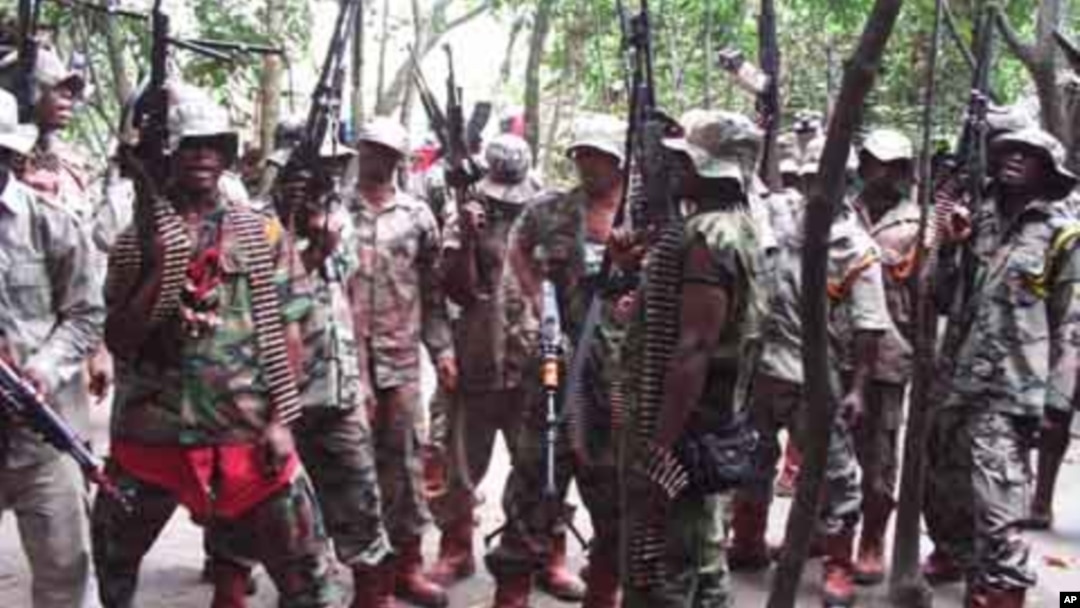 Mayakan kungiyar "Niger Delta Vigilante Group" ta Ateke Tom su na rawar daji cikin sansaninsu