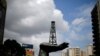 Una escultura se ve fuera de un edificio de la petrolera estatal venezolana PDVSA en Caracas, el 14 de junio de 2016. Foto: Reuters.