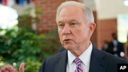El fiscal general de EE.UU., Jeff Sessions, fue entrevistado por AP en la embajada estadounidense en El Salvador, el jueves, 27 de julio de 2017.
