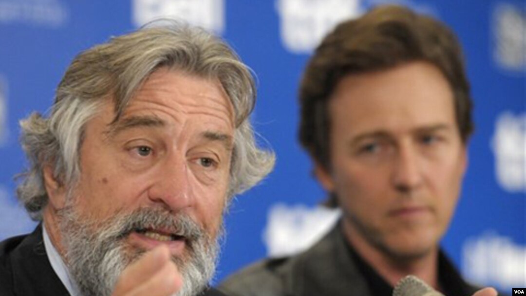 Robert De Niro en septiembre de 2010 junto al actor Edward Norton, durante una conferencia de prensa en Toronto, para promocionar el filme "Stone".