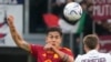 Paulo Dybala de Roma y Michel Aebischer de Bolonia saltan por el balón durante el partido de fútbol de la Serie A italiana entre Roma y Bolonia en el Estadio Olímpico de Roma, el lunes 22 de abril de 2024.
