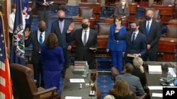 Mataimakiyar shugaban kasa, Kamala Harris, lokacin da take rantsar da sabbin 'yan Majalisar Dattawa uku. 