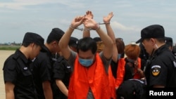 台灣電信詐騙嫌疑人在中國警察押送下被柬埔寨驅逐出境（2016年6月24日）